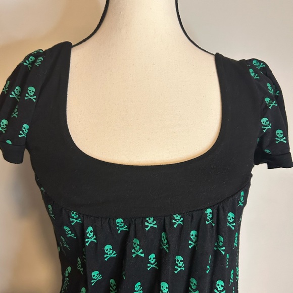 90's Skull and Cross Bone Capped Sleeve Women's Blouse with Scoop Neckline Med - Picture 6 of 6